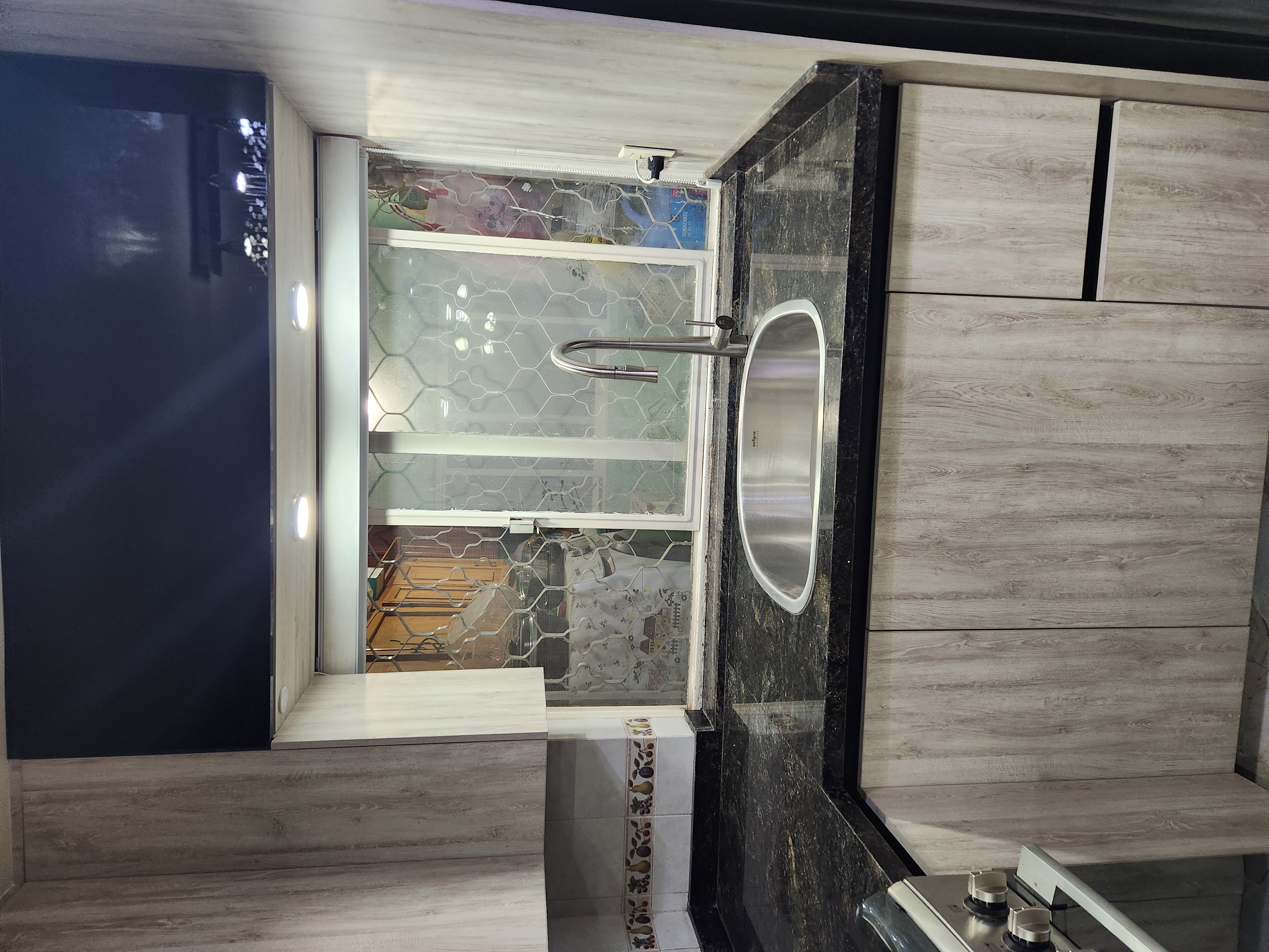 Detalle de tarja en cocina Titanium